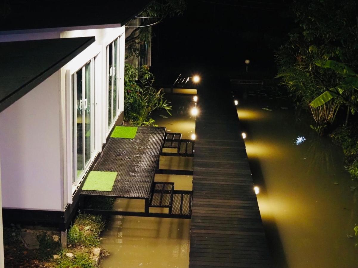 Wild Ones Hostel Bangkok Exterior photo